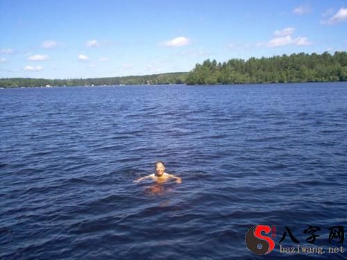 梦见在湖里游泳